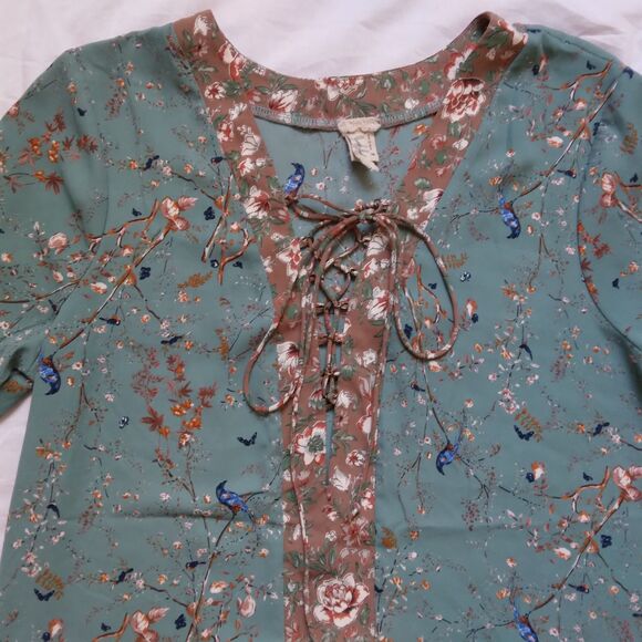Gimmicks BKE Lace Up Peasant Top Green Floral Bird Boho Festival Womens Medium - Picture 5 of 13